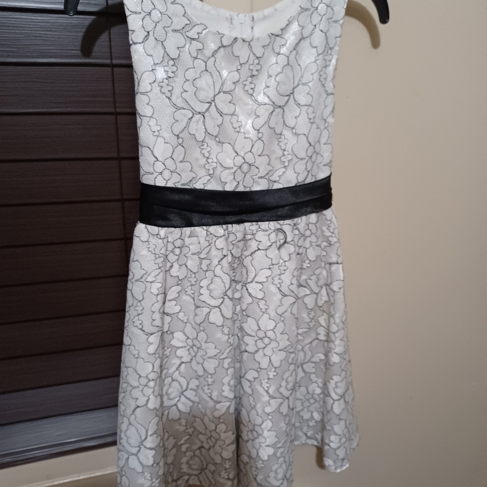 Sz 8 girls dress white with black threading.